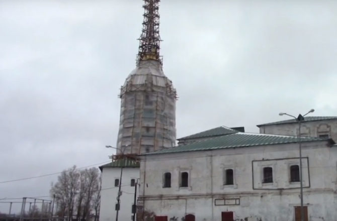 На соликамской Соборной колокольне устанавливают шпиль